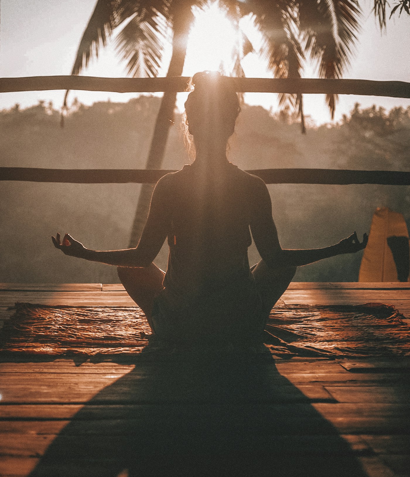 Pessoa em um momento de pausa e atenção ao corpo